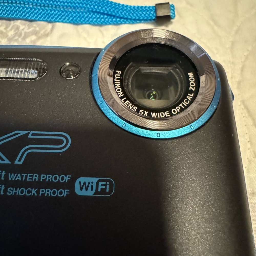Fujifilm Waterproof 16MP 8x optical zoom with extra battery and wall charger - Picture 3 of 7